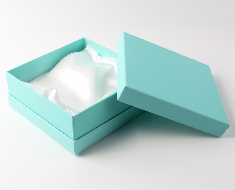 色丁布內(nèi)襯的禮品盒 色丁布內(nèi)襯的禮品盒