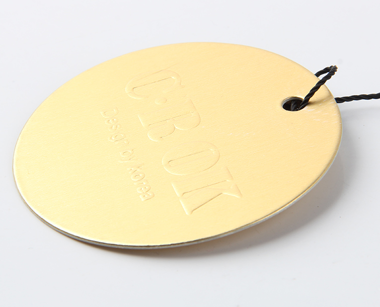 褲子吊牌訂做的時(shí)候最常見(jiàn)的是這兩個(gè)工藝 褲子吊牌訂做的時(shí)候最常見(jiàn)的是這兩個(gè)工藝