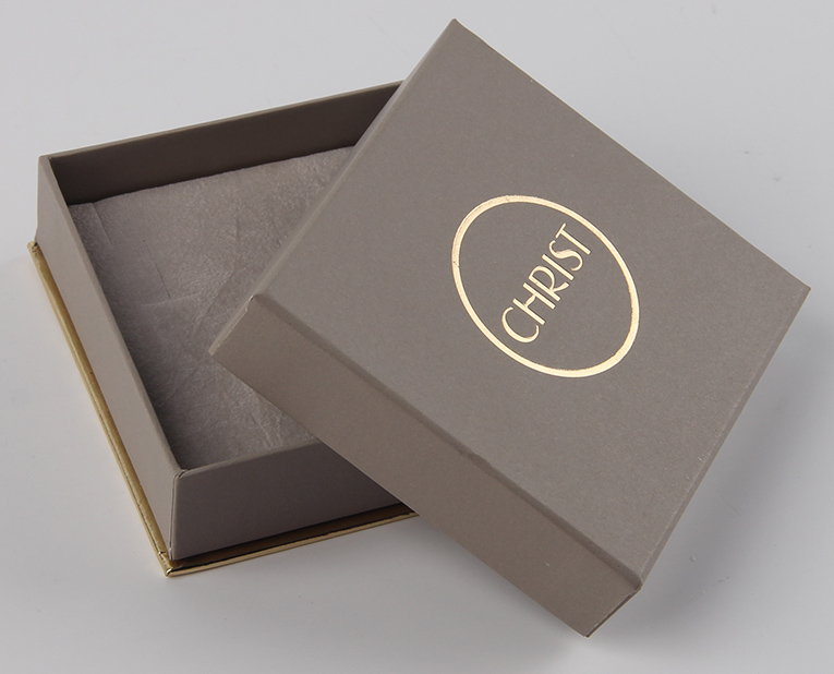 手環(huán)禮品盒工廠(chǎng)教懂你怎么區(qū)分uv和覆膜的光亮 手環(huán)禮品盒工廠(chǎng)教懂你怎么區(qū)分uv和覆膜的光亮