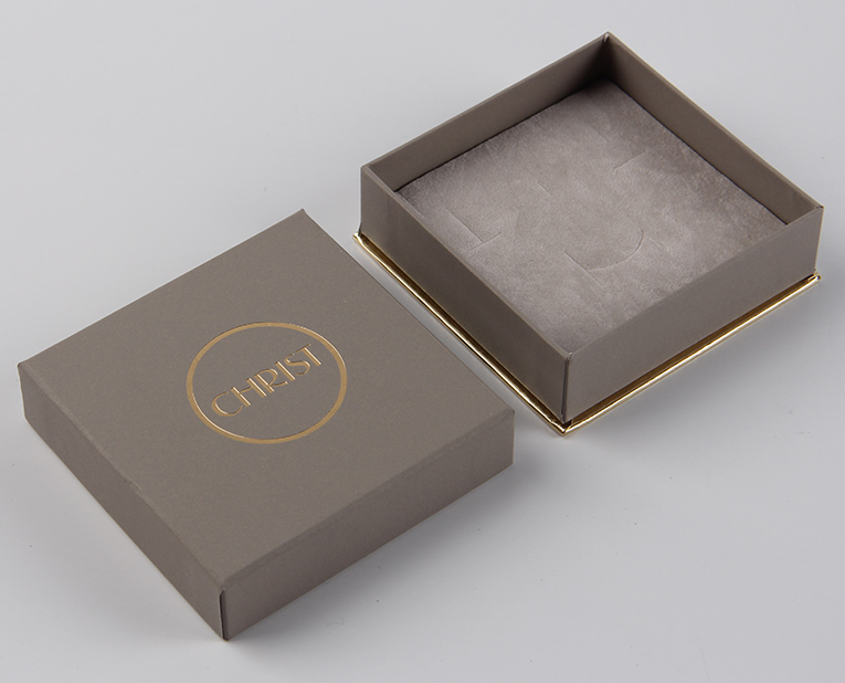 手環(huán)禮品盒工廠(chǎng)教懂你怎么區(qū)分uv和覆膜的光亮 手環(huán)禮品盒工廠(chǎng)教懂你怎么區(qū)分uv和覆膜的光亮