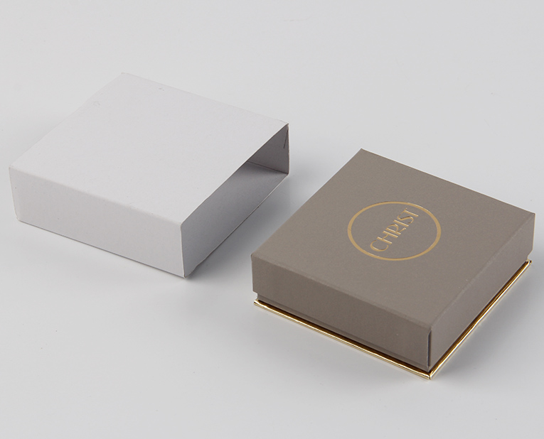 手環(huán)禮品盒工廠(chǎng)教懂你怎么區(qū)分uv和覆膜的光亮 手環(huán)禮品盒工廠(chǎng)教懂你怎么區(qū)分uv和覆膜的光亮