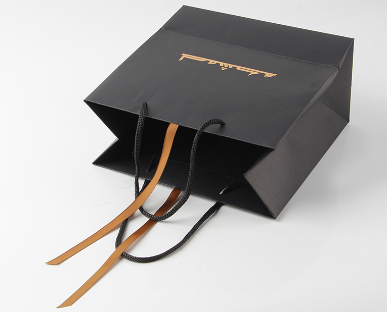 當(dāng)印品出現(xiàn)了劃痕皮具紙袋工廠是怎么一一排查出原因的？