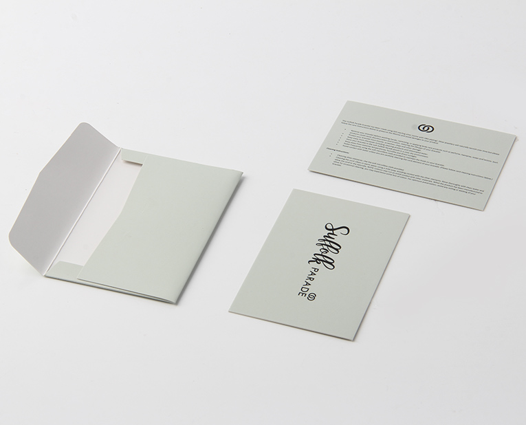 褲子的吊牌定做如果選擇合版印刷，記得考慮1個(gè)因素