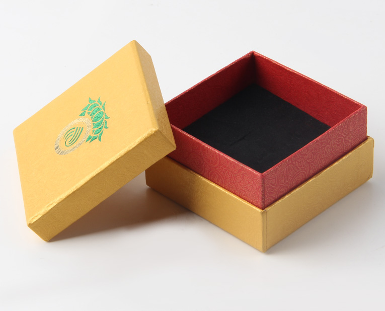 代表化妝品盒子廠家的老師傅，仔細(xì)比對(duì)3個(gè)小時(shí)，只為品質(zhì)