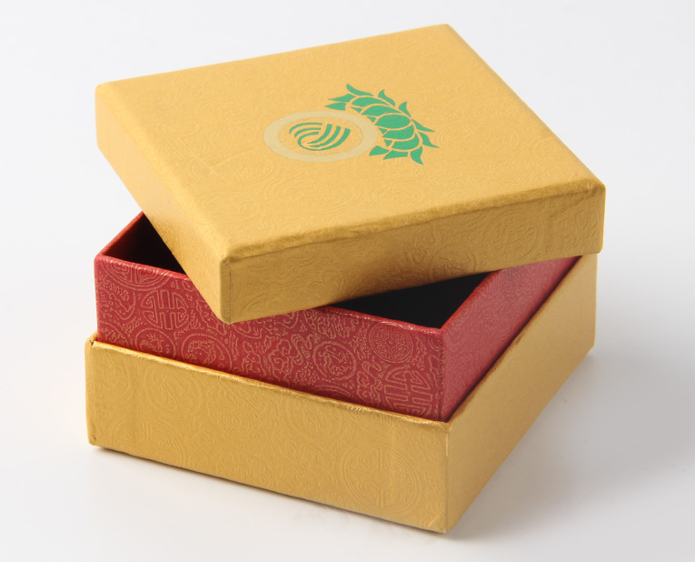 代表化妝品盒子廠家的老師傅，仔細(xì)比對(duì)3個(gè)小時(shí)，只為品質(zhì)