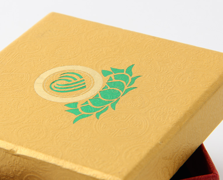 代表化妝品盒子廠家的老師傅，仔細(xì)比對(duì)3個(gè)小時(shí)，只為品質(zhì)