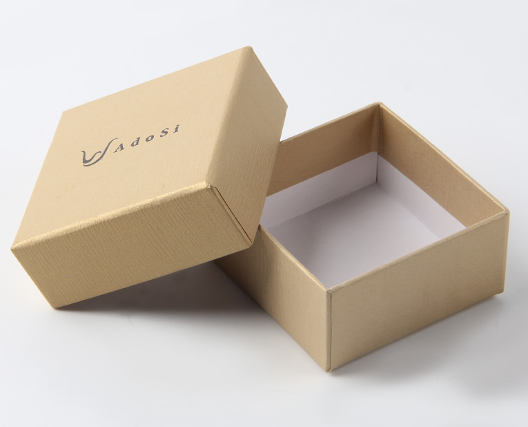 化妝品盒子的制造商師傅早上校對(duì)完顏色，下午還要處理橡皮布