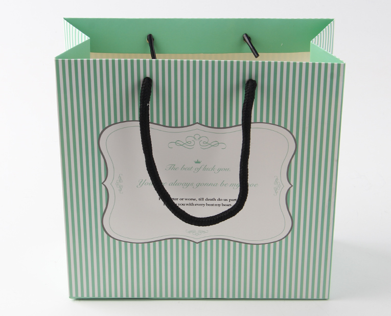 化妝品的包裝袋在訂做時(shí)必須區(qū)分清紅、白2種燥油