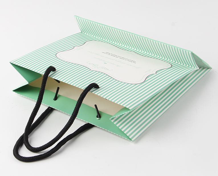 化妝品的包裝袋在訂做時(shí)必須區(qū)分清紅、白2種燥油