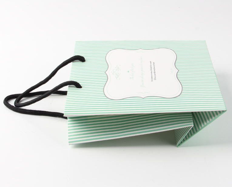 化妝品的包裝袋在訂做時(shí)必須區(qū)分清紅、白2種燥油