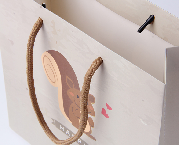 服裝紙袋在面對年底的訂做潮面前得理性、專業(yè)處理