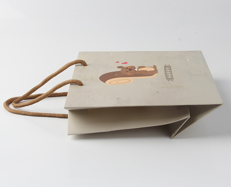 服裝紙袋在面對年底的訂做潮面前得理性、專業(yè)處理