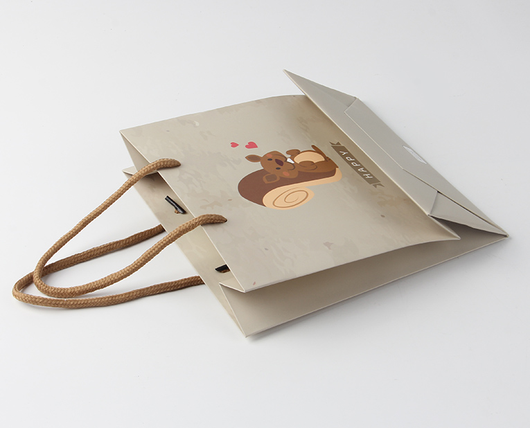 服裝紙袋在面對年底的訂做潮面前得理性、專業(yè)處理