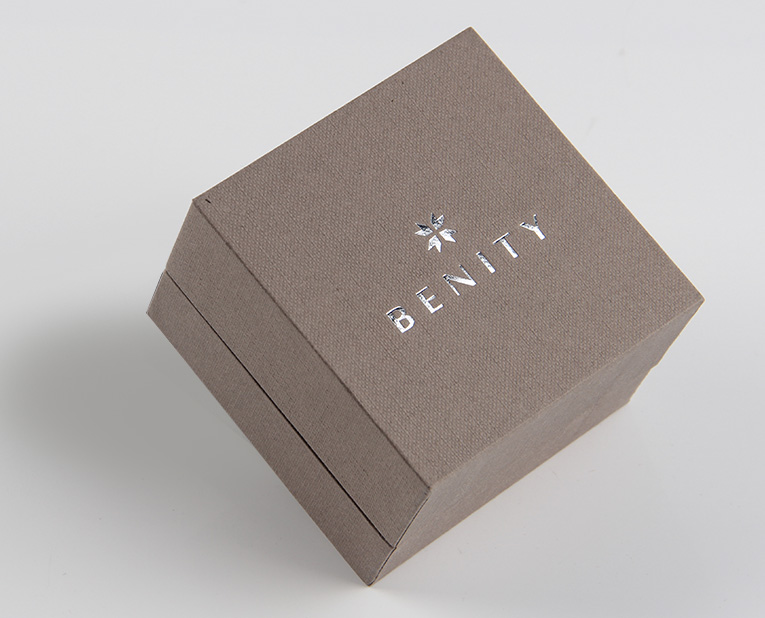 珠寶精裝盒廠寄過來的樣品，你得聽我的這樣檢查才行！