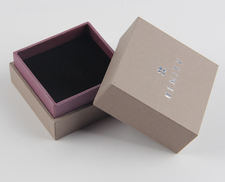 珠寶精裝盒廠寄過來的樣品，你得聽我的這樣檢查才行！