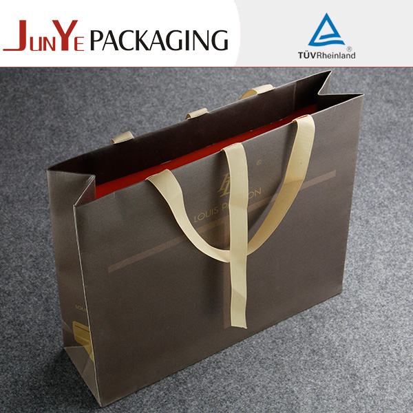 保健品想要在9月做出疊印的禮品袋那么工廠師傅這樣做就肯定是有實(shí)力的 保健品想要在9月做出疊印的禮品袋那么工廠師傅這樣做就肯定是有實(shí)力的