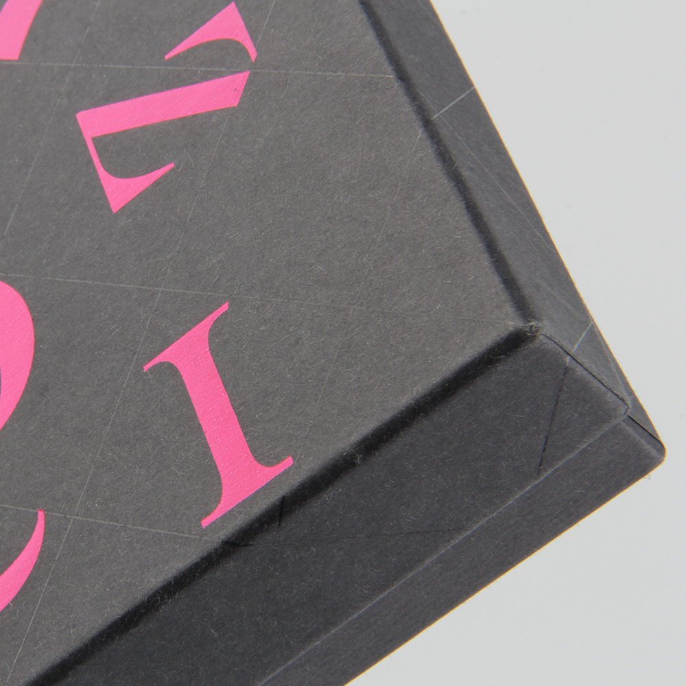 如果內(nèi)衣精裝盒廠是細(xì)心分析你的特種紙，是不會(huì)出現(xiàn)粘壞的