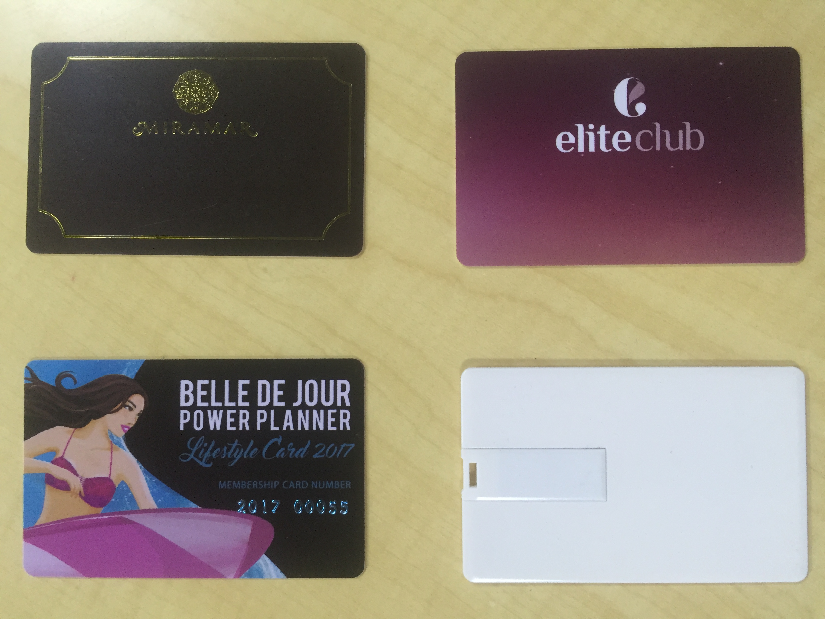 因?yàn)閮?nèi)衣吊牌標(biāo)簽用pvc還是傳統(tǒng)紙牌訂做問題，成了尬聊