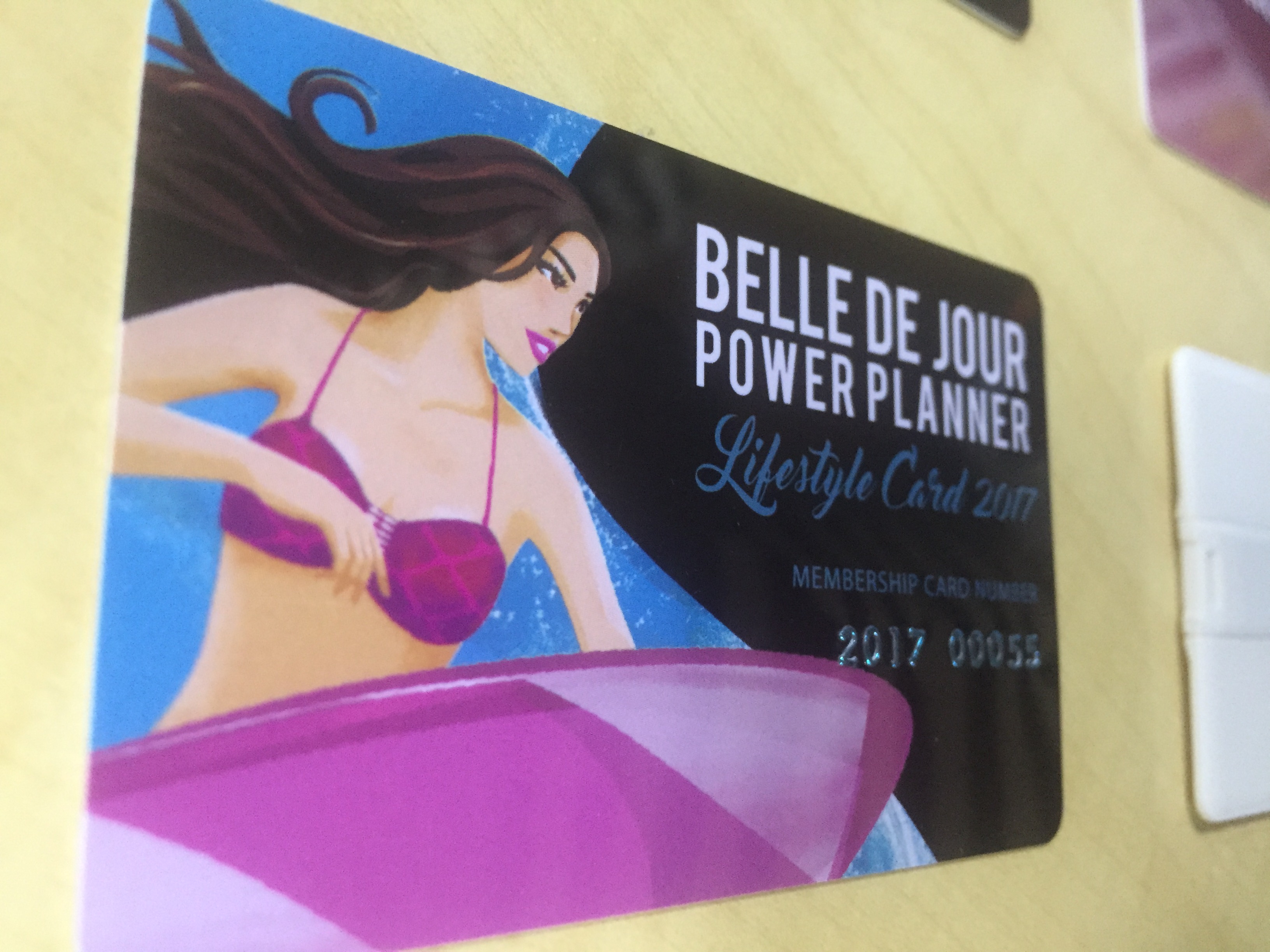 因?yàn)閮?nèi)衣吊牌標(biāo)簽用pvc還是傳統(tǒng)紙牌訂做問題，成了尬聊