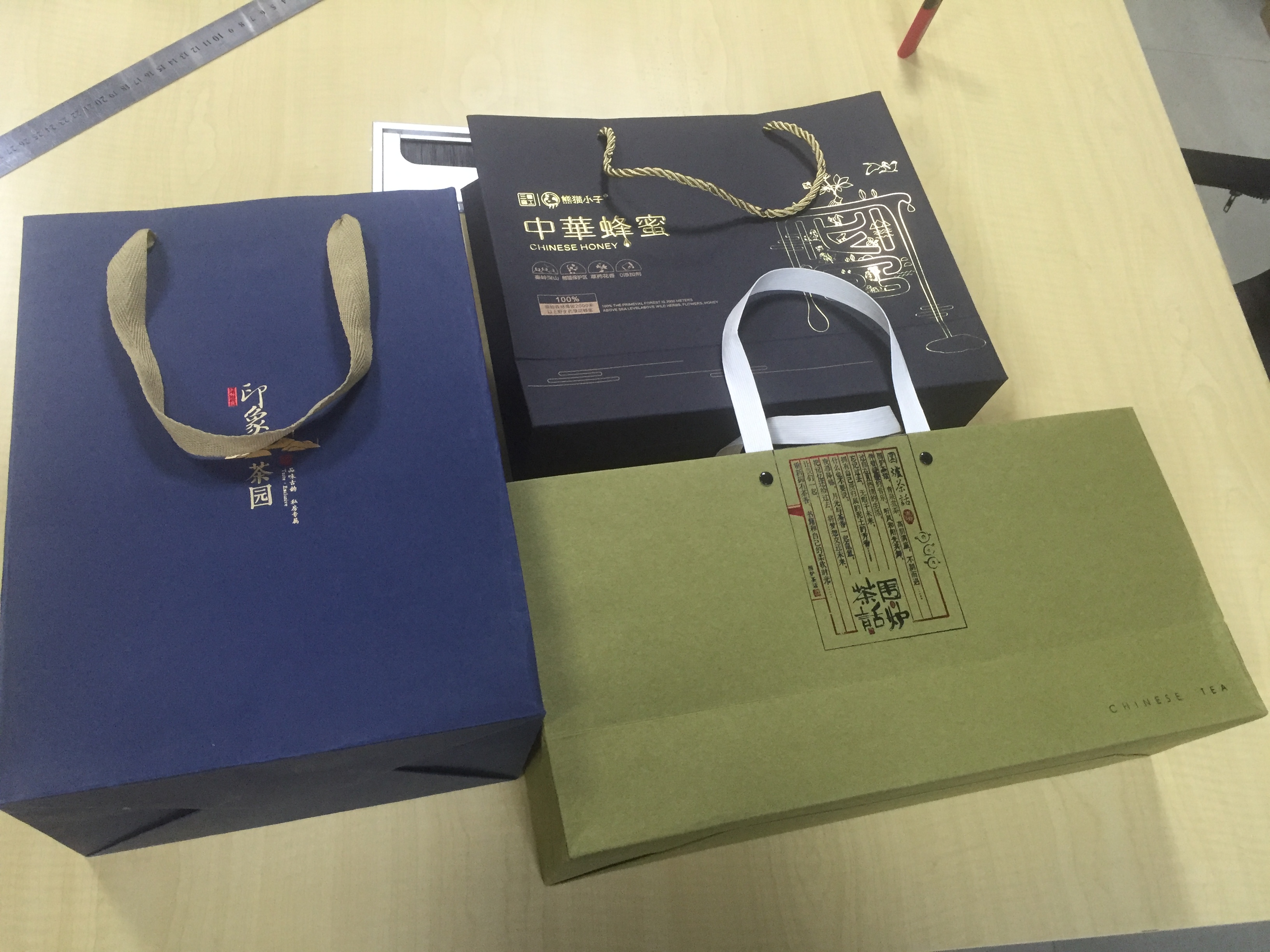 淺析茶葉紙袋訂制中燙印的區(qū)別以及突破方向 淺析茶葉紙袋訂制中燙印的區(qū)別以及突破方向