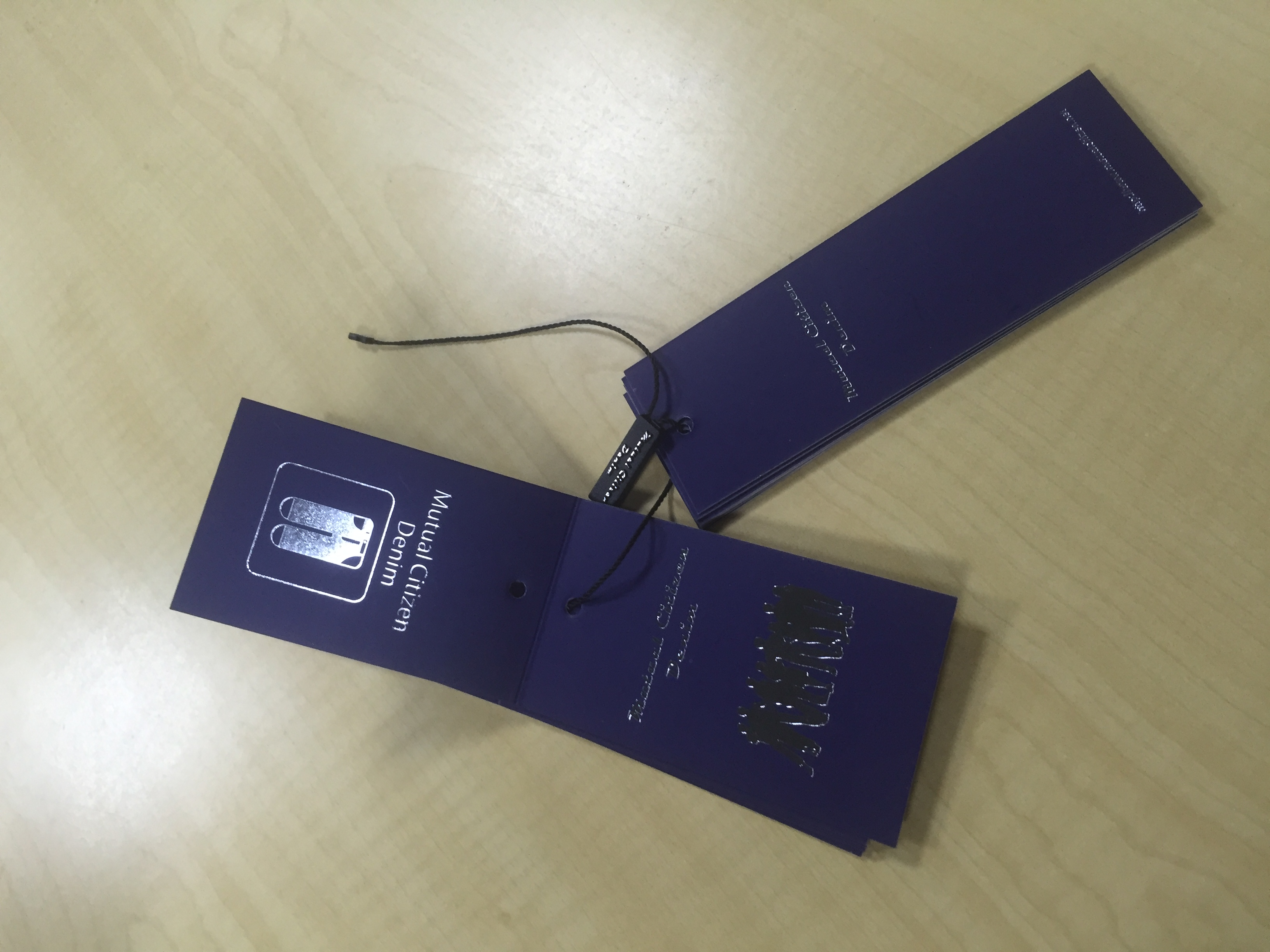 評(píng)測(cè)此款服裝紙牌設(shè)計(jì)的燙印工藝1優(yōu)2劣之處 評(píng)測(cè)此款服裝紙牌設(shè)計(jì)的燙印工藝1優(yōu)2劣之處