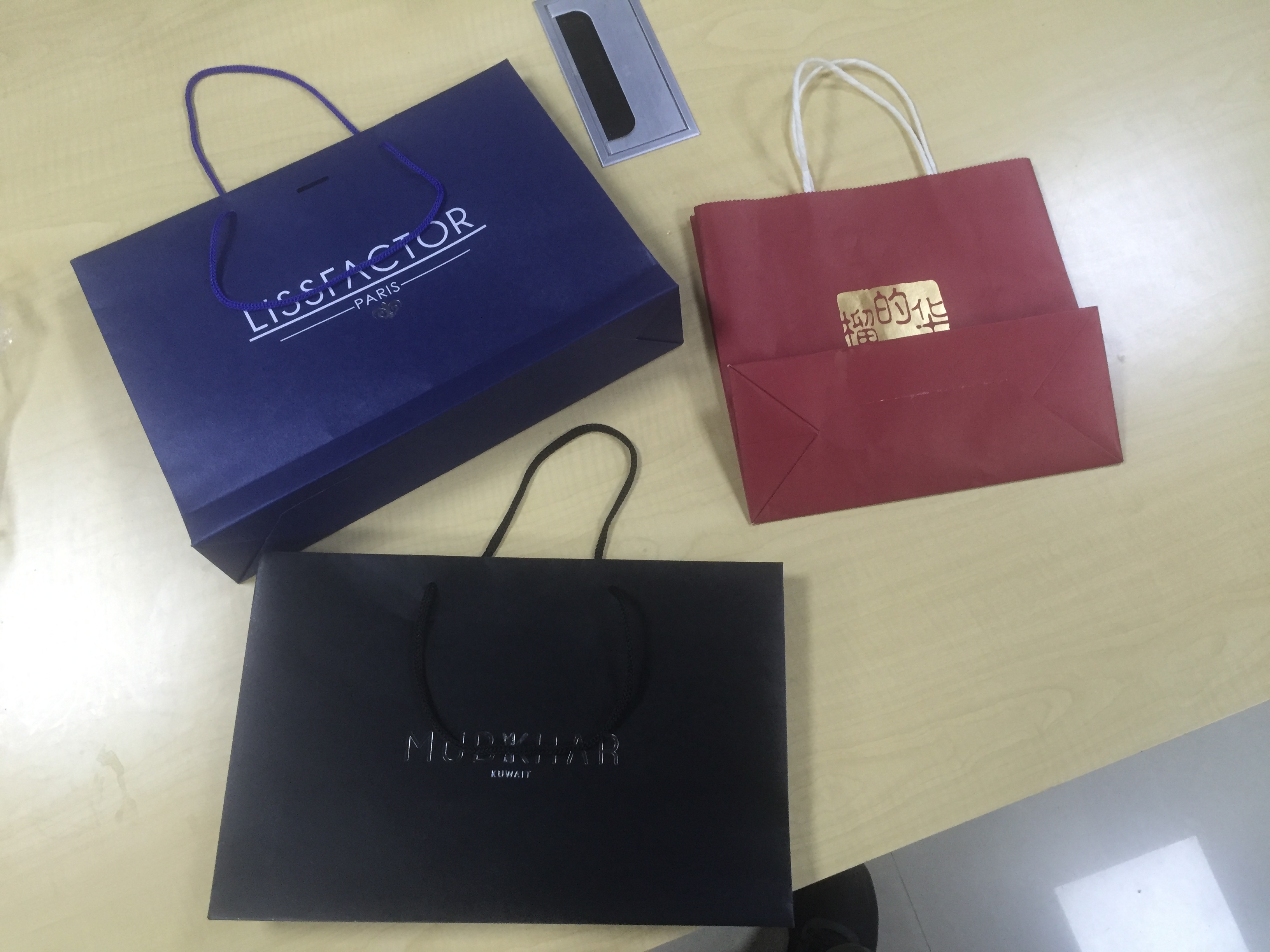 3個(gè)簡單細(xì)節(jié)的襯衫紙袋設(shè)計(jì)，能讓消費(fèi)者有不一樣的體驗(yàn)