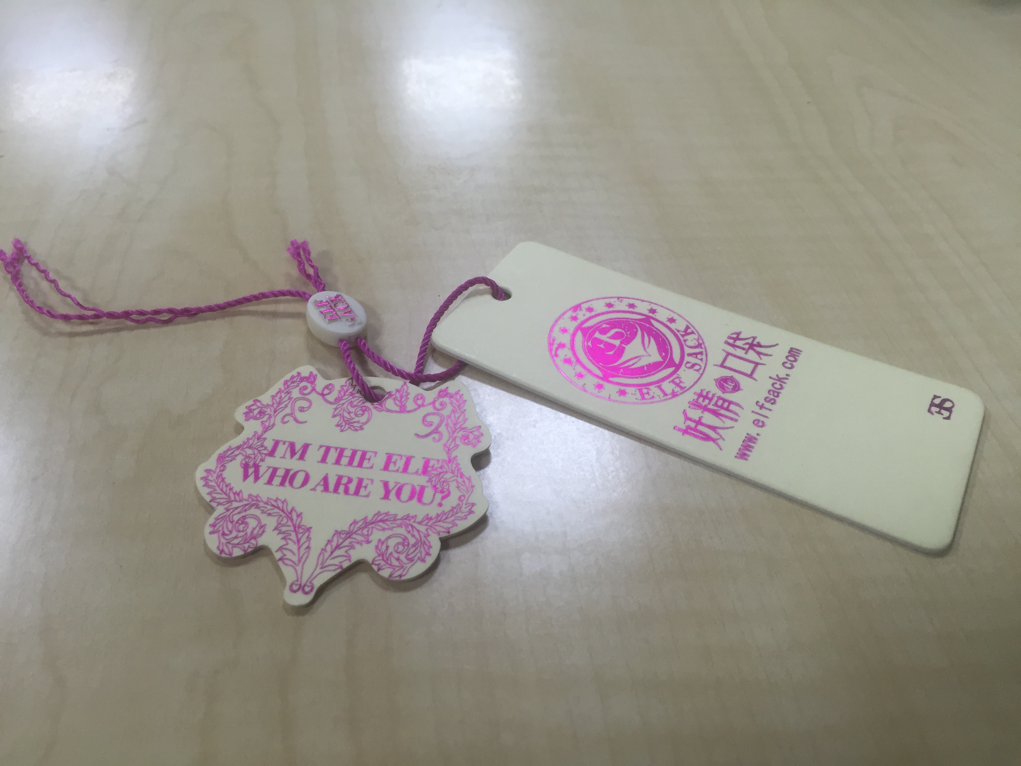 總說服裝吊牌的設(shè)計(jì)要注意燙印尺寸，解析到底是多大尺寸