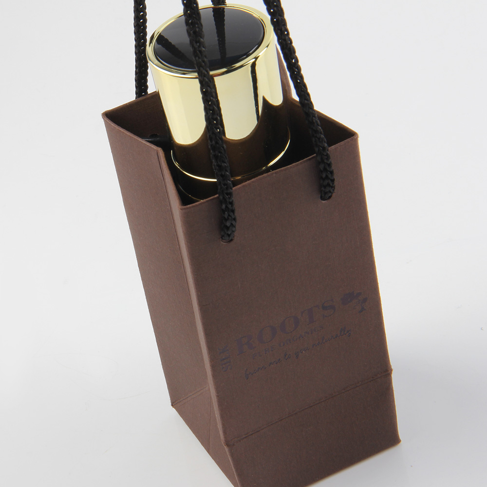 充電器的產(chǎn)品這么小紙袋是不是也該做這么小呢？